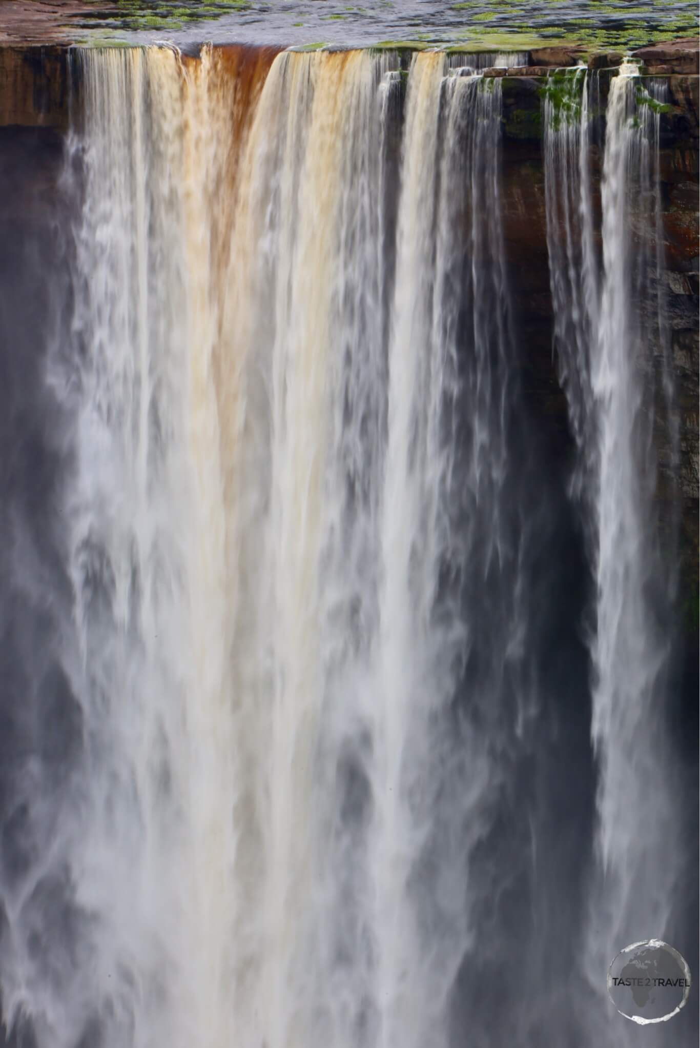 Depending on the season, Kaieteur falls vary in width from 76 metres (250 ft) to 122 metres (400 ft). Depending on the season, Kaieteur falls vary in width from 76 metres (250 ft) to 122 metres (400 ft).