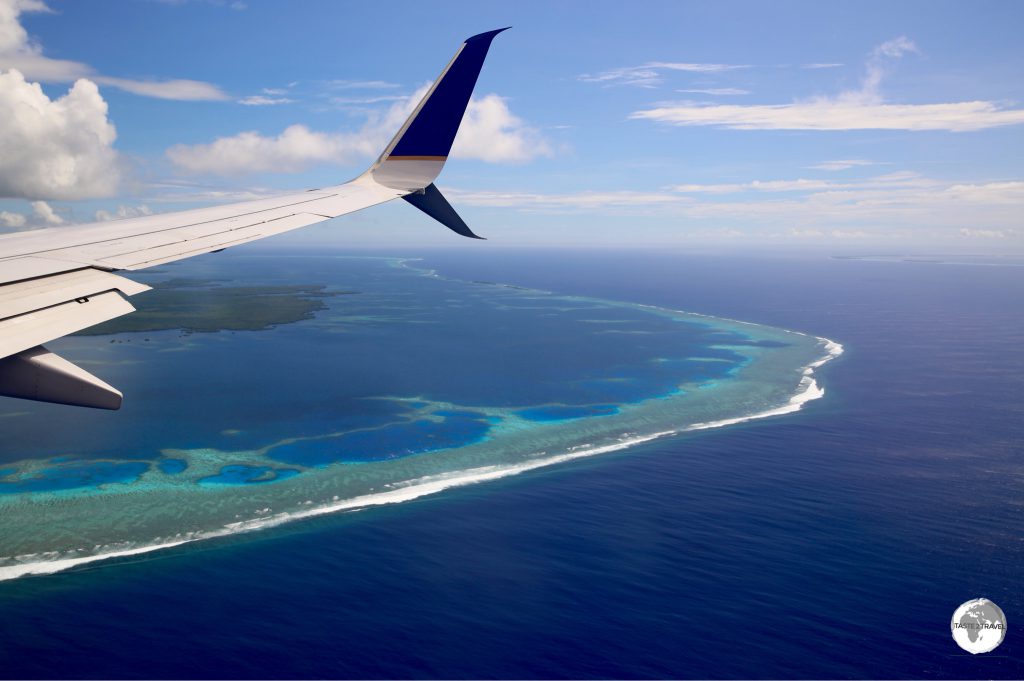 UA154 on approach to Pohnpei (PNI) passing over the fringing reef.