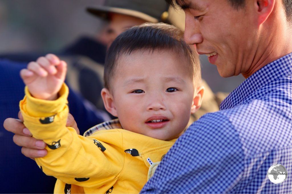 A family enjoying the Pyongyang zoo.