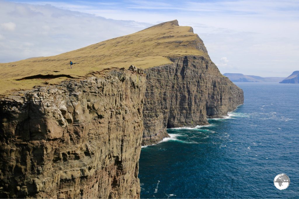 The precipitous cliffs of Ritubergsnøva soar a staggering 376 metres from the Atlantic.