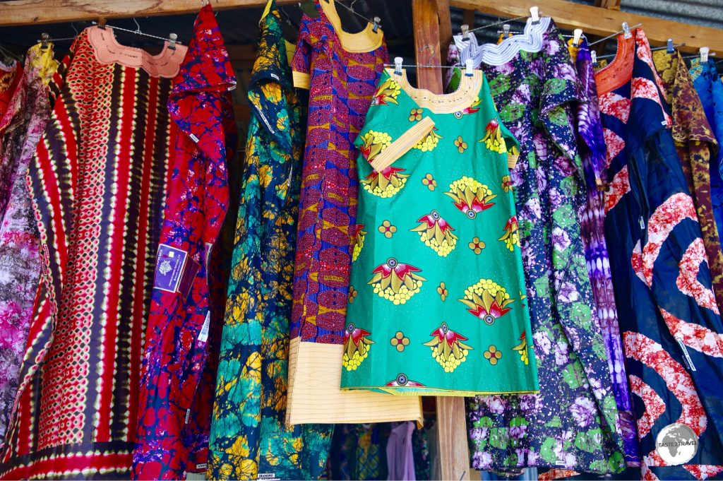 Like their African sisters, the Mahorais woman wear colourful clothing made from African wax printed fabrics.
