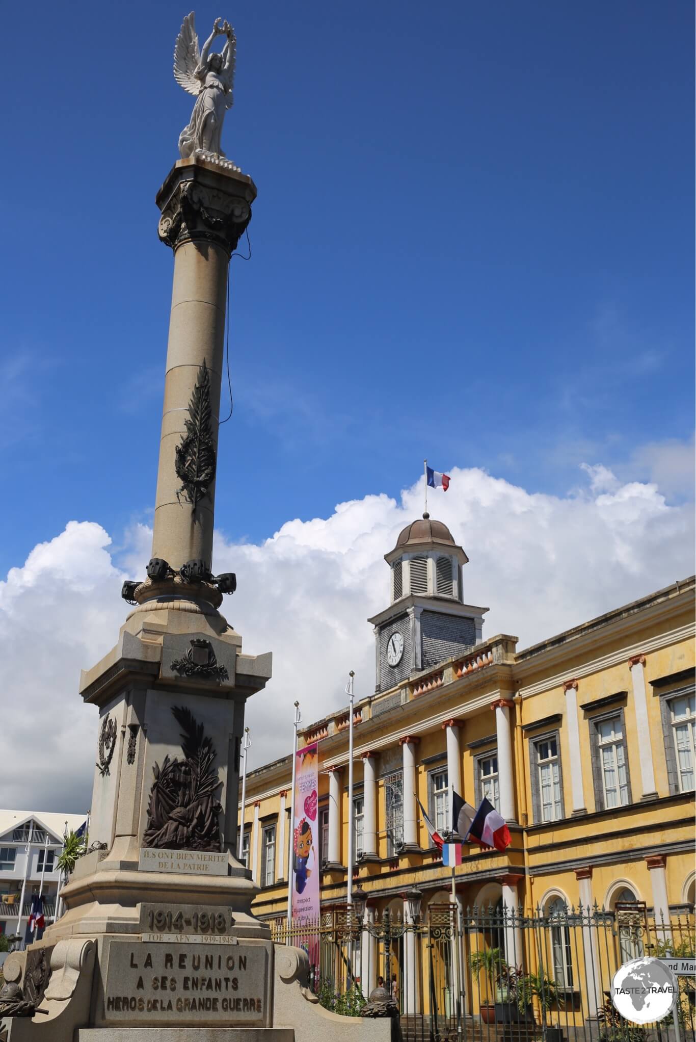 The <i>Monument I Guerre Mondiale</I> (WWI monument) lies in the heart of St. Denis.