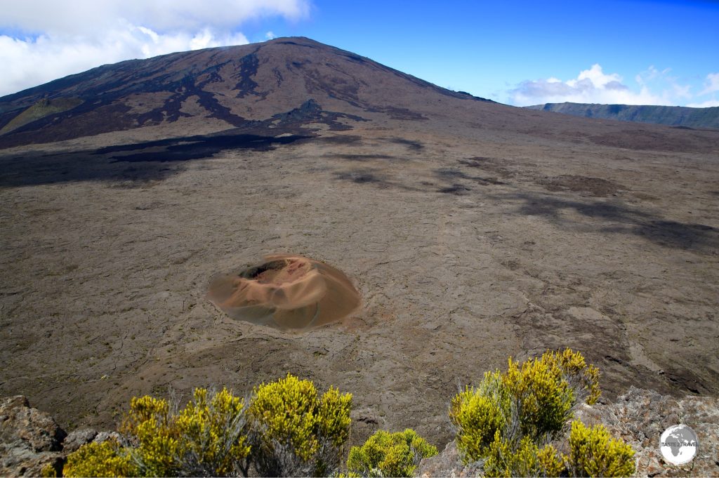 A hiking trail along the ridge of the giant ‘enclosure’ provides stunning views of different mini-craters such as the ‘Formica Leo’.
