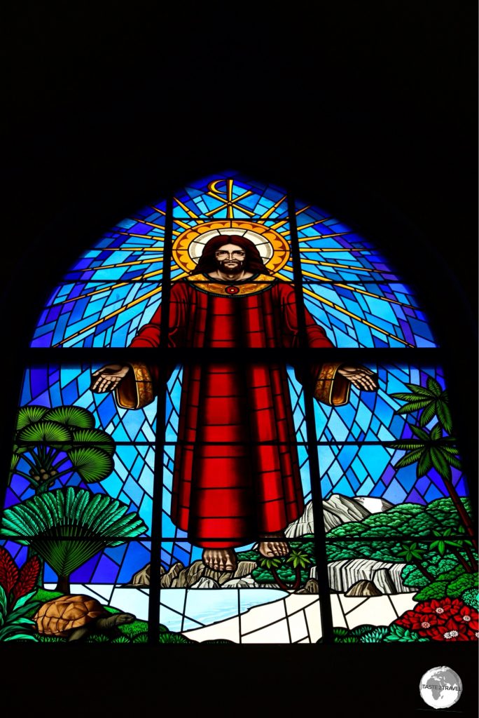 The window above the narthex of St. Paul’s features Jesus floating above a typical Seychellois island with granite boulders, palm trees and an Aldabra giant tortoise.