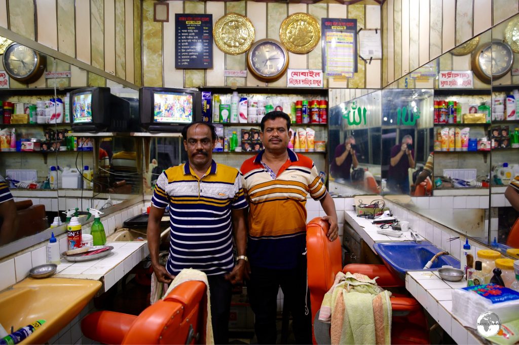The excellent barbering duo at the ‘Patuatuli Five Star Salon’ at Bongo Bazar.