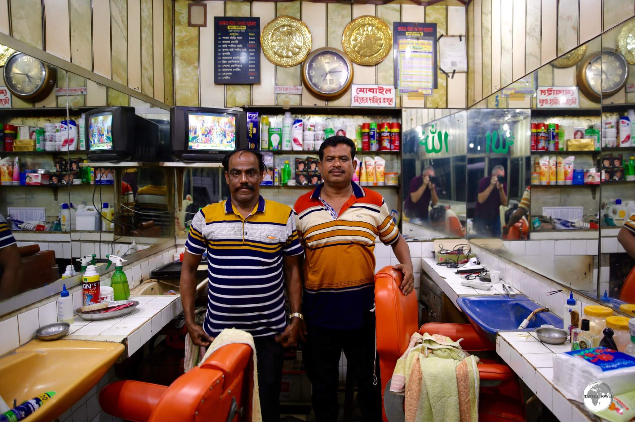 The excellent barbering duo at the 'Patuatuli Five Star Salon' at Bongo Bazar.
