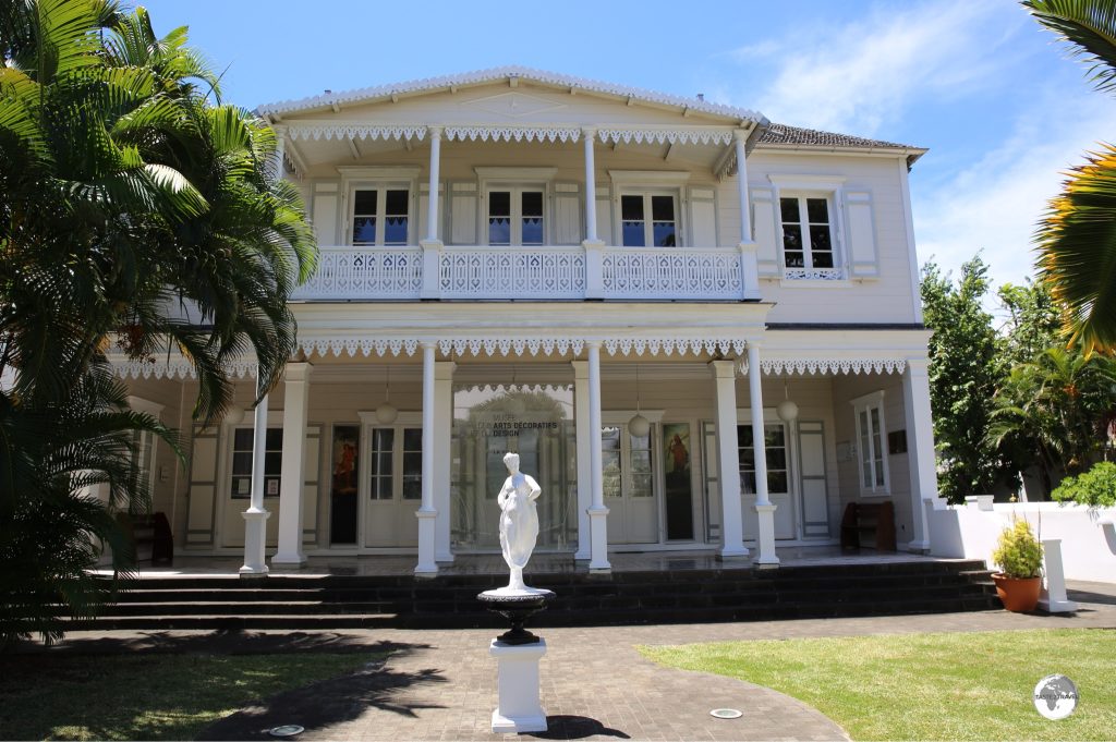 The Villa de la Région houses a museum dedicated to the Decorative arts.