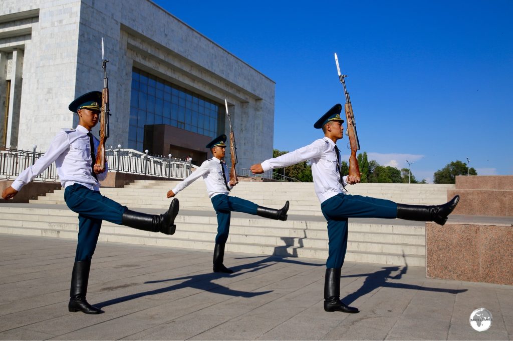 The replacement guards, from the National Guard of the Armed Forces, goose-stepping to the flagpole.