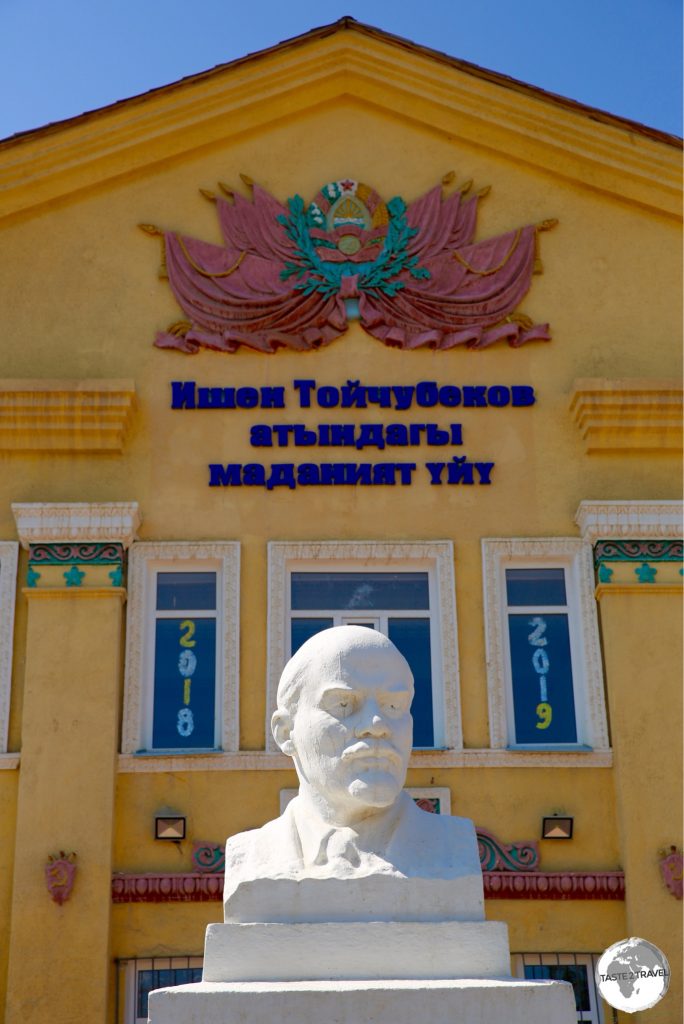 A statue of Lenin outside a government building on the main street of Bokonbayevo.