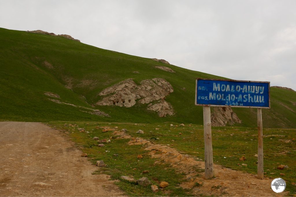 Moldo-Ashuu pass lies at 3,346 m (10,980 ft).