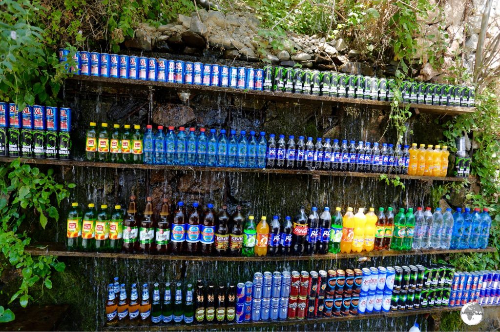 A novel concept for an outdoor drinks shop – drinks are kept cool under the flow of a trickling waterfall.