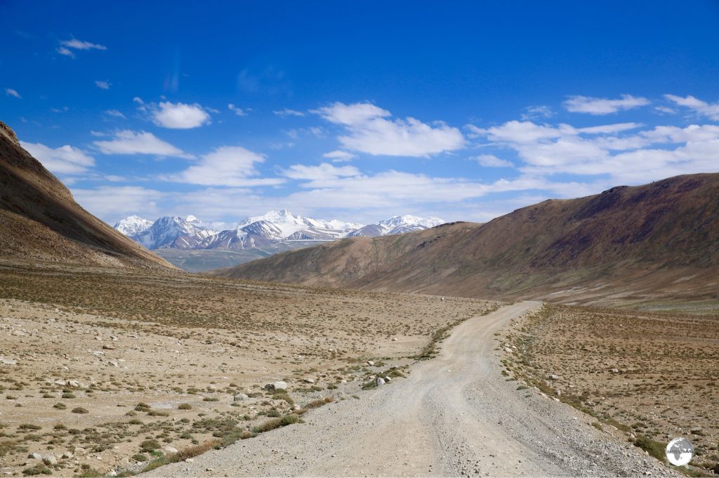 On the very remote and lonely road to the Khargush pass (4.344m / 14,251ft).