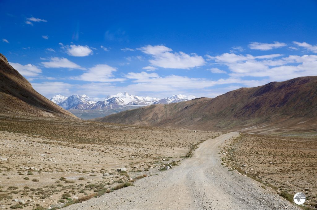 On the very remote and lonely road to the Khargush pass (4.344m / 14,251ft).