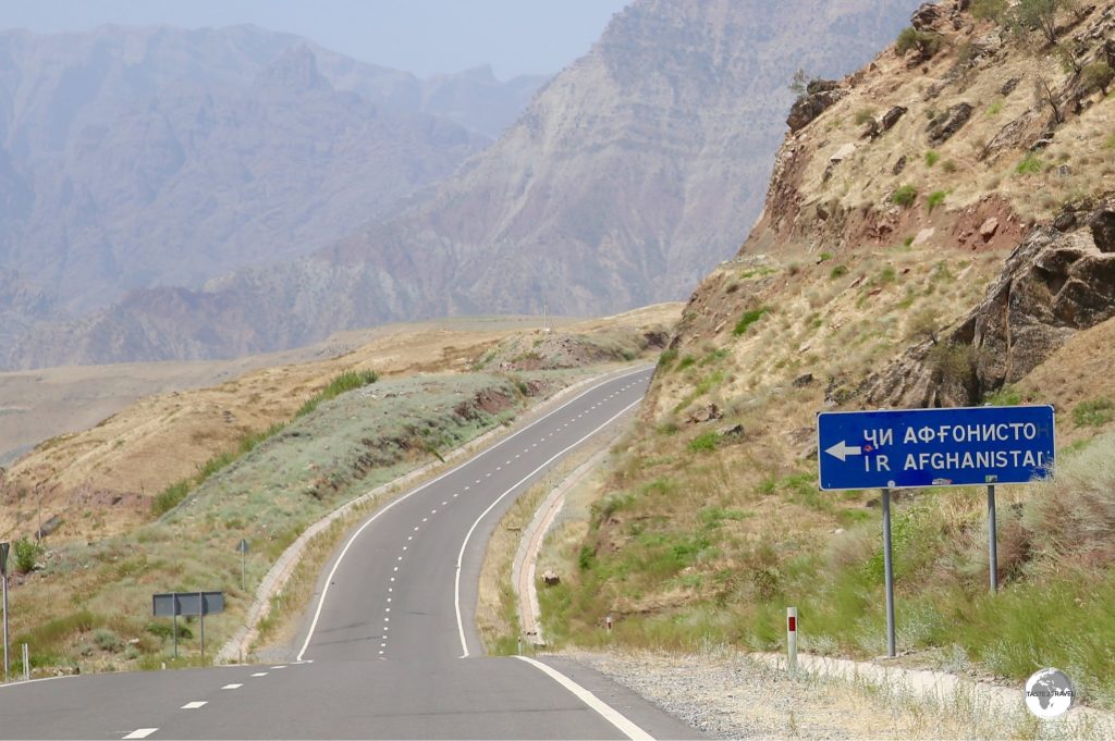 The turnoff to the ‘Tajikistan-Afghanistan Friendship bridge’, south of Kalai-Khum.