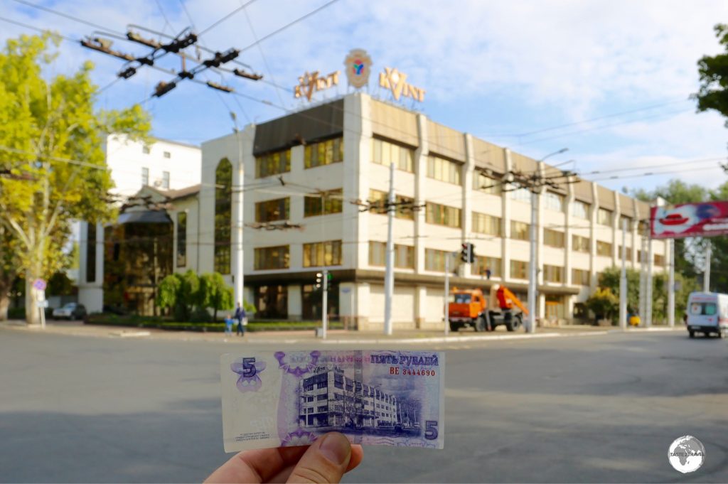 The headquarters of the Kvint distillery is featured on the back of the 5-ruble bank note.