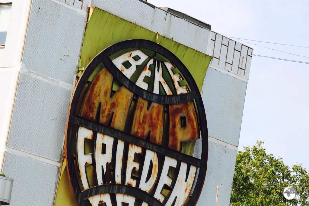 This ageing peace (Frieden) sign adorns the side of an apartment block on the road from Tiraspol to Bender.
