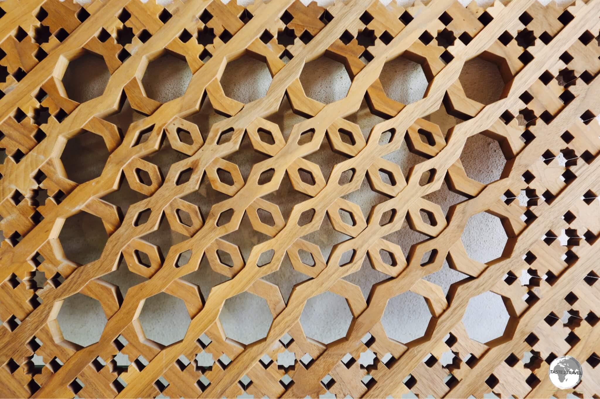 A beautiful example of 'Hejazi Mashrabiyya' (wooden lattice) which was created using Indian mahogany by the students at the Zawia 97 workshop.