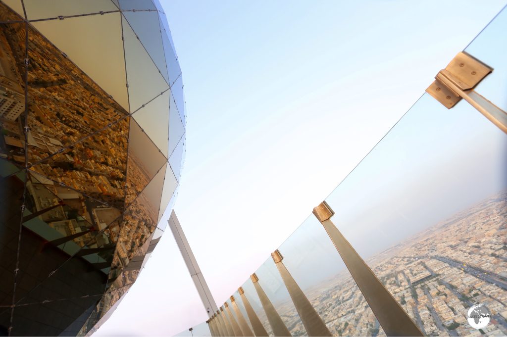 Made from 655 glass panels, the golden globe at the top of Al Faisaliah Tower houses a viewing platform which provides magical views of Riyadh.