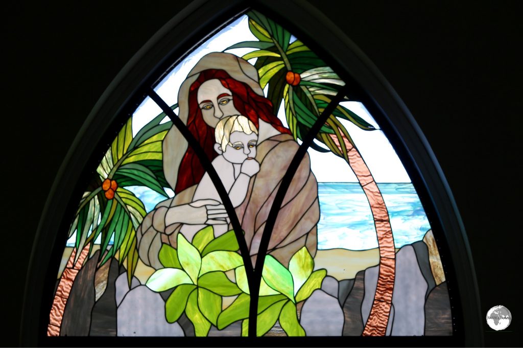 Another colourful window depicts ‘Madonna and Child’ in a typical Seychellois scene, on a white-sand beach surround by palm trees and granite boulders.