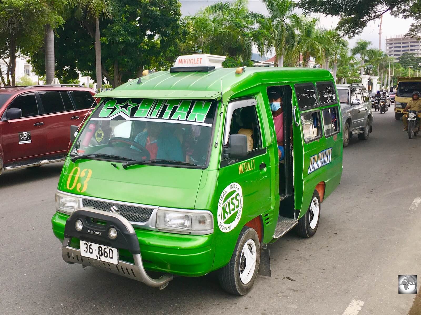 All mikrolets are 'Suzuki Carry Futura' micro-vans.