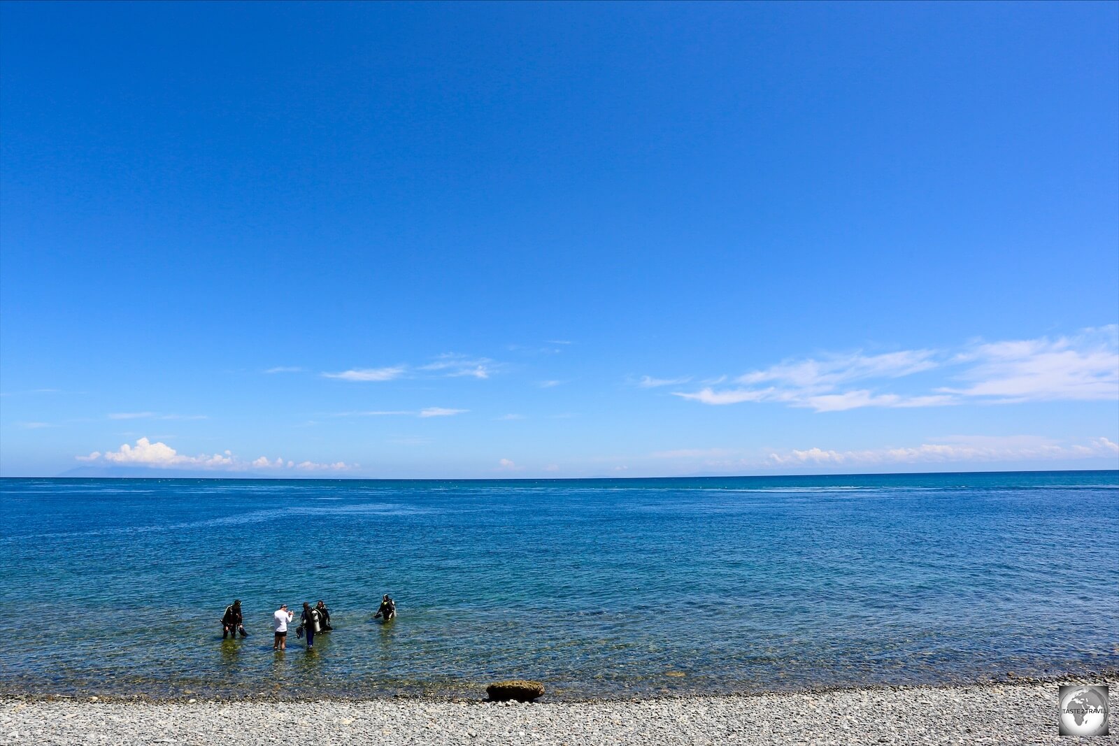 The beautiful 'Dirt Track' dive site is located a short paddle from the shore.