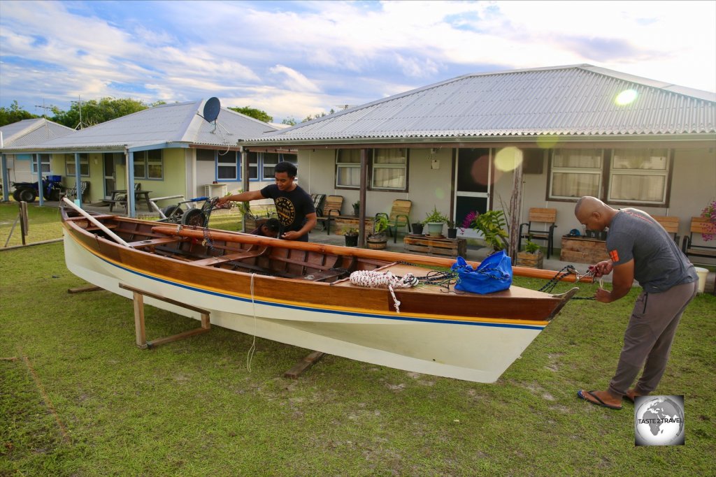 A Jukong sailing team, preparing their boat for the big race.