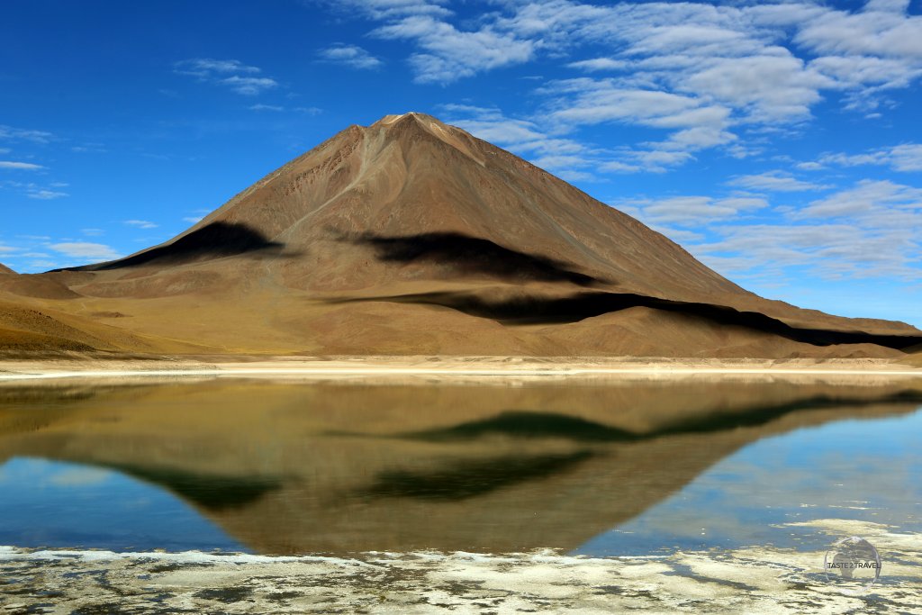 Located on the border between Bolivia and Chile, the Lincancabur volcano (5,916 metres/ 19,400 ft) forms a picturesque backdrop to Laguna Verde.