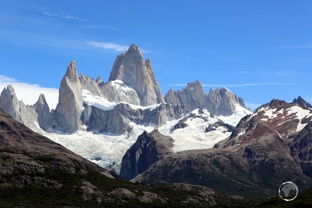 A highlight of the Los Glaciares National Park in Patagonia, Cerro Torre (3,128 m) and Monte Fitz Roy (3,359 m) lie on the border between Argentina and Chile.