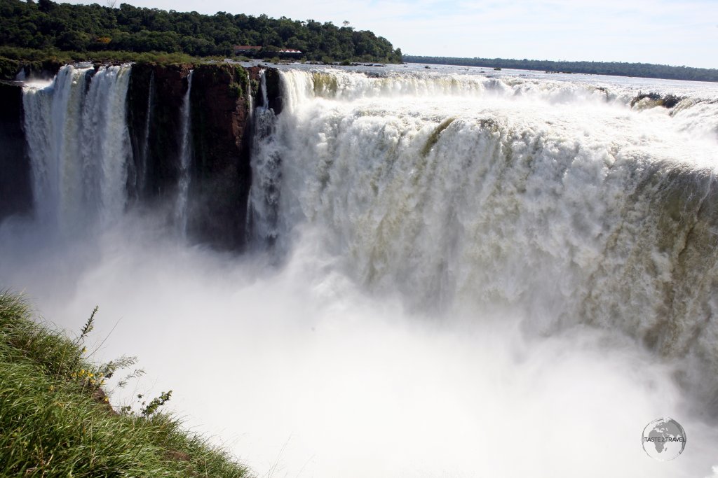 Originating near the Brazilian city of Curitiba, for most of its course the Iguazú river flows through Brazil; however, most of the falls are on the Argentine side.