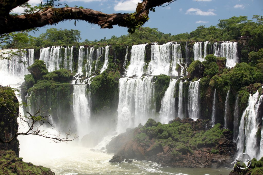 The sprawling Iguazú Falls features 275 individual waterfalls, with heights ranging from 60-82 metres (196-270 ft).