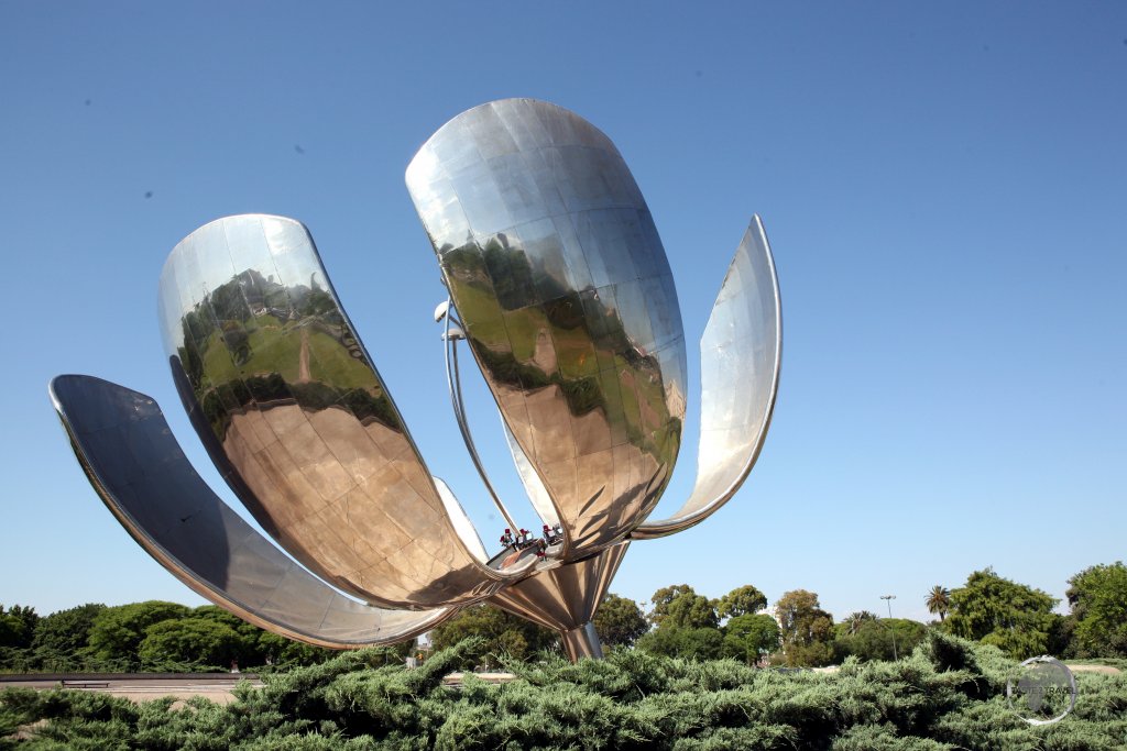 Located in Plaza de las Naciones Unidas in Buenos Aires, 'Floralis Genérica' is a sculpture made of steel and aluminium which was a gift to the city by the Argentine architect Eduardo Catalano.
