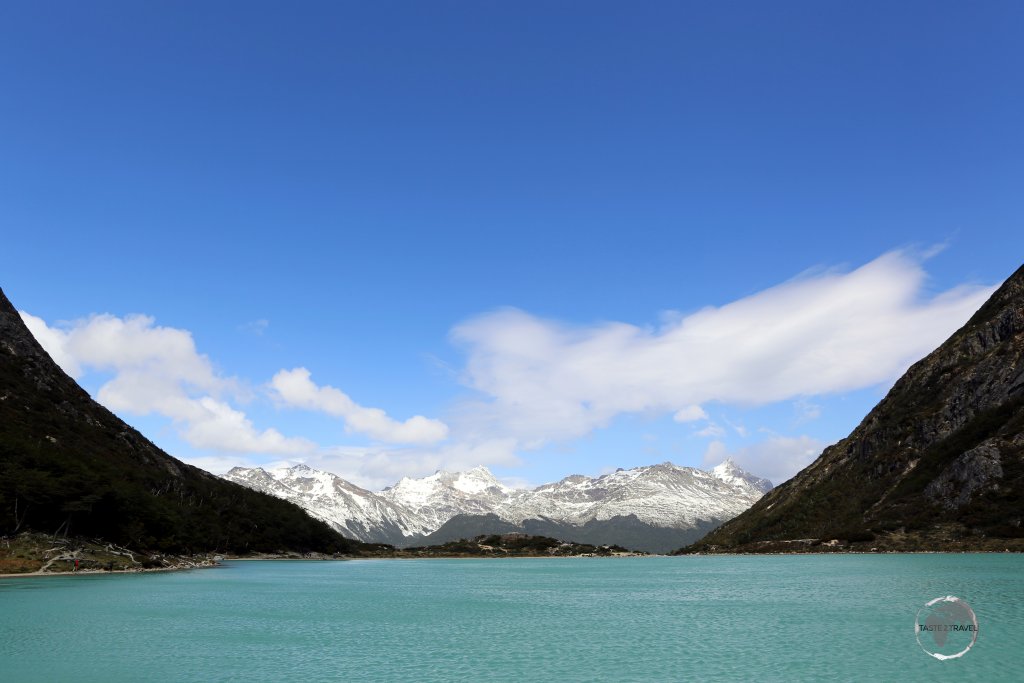 Located 20 km east of Ushuaia, Laguna Esmeralda (Emerald Lagoon) is a glacier lake framed by Cerro Bonete (1,120 m) and Cerro Pelado (930 m).