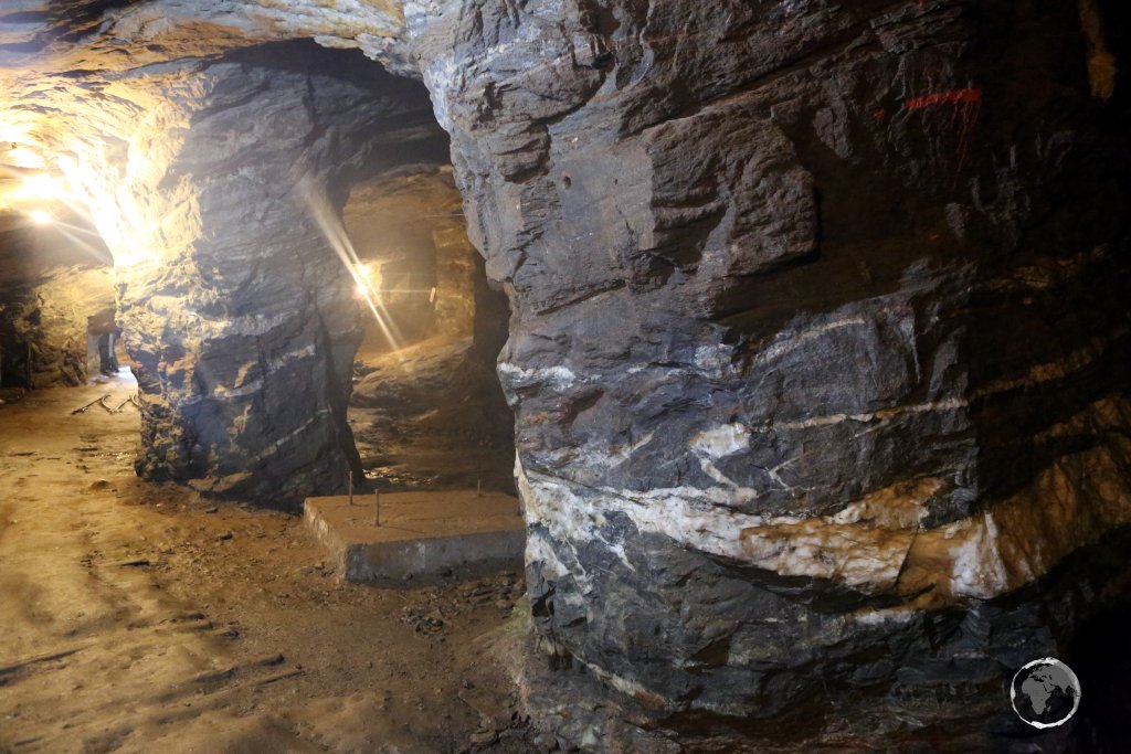 Located 7 km east of Ouro Preto, the white-quartz veins of the 'Pasagem de Mariana' gold mine yielded 60 tonnes of gold between the 17th century and 1954.
