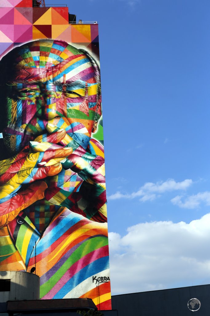 Brazilian artist, Eduardo Kobra, painted this tribute to Brazilian architect, Oscar Niemeyer. The colourful mural covers an entire Sao Paulo skyscraper.