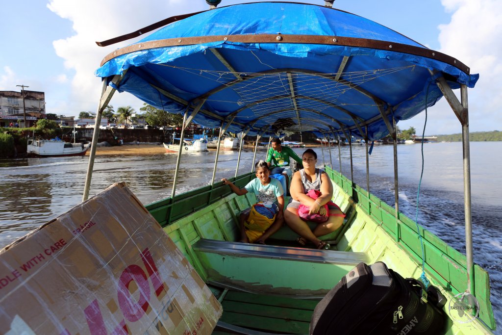 A Brazilian family, travelling from the Brazilian town of Oiapoque in Amapá state to the town of Saint-Georges-de-l'Oyapock in French Guiana.
