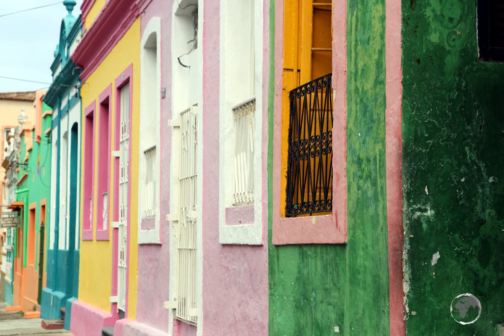 Originally a centre for the sugarcane industry, historic Olinda is now known as an artists’ colony, with many galleries, workshops, museums and brightly painted houses.