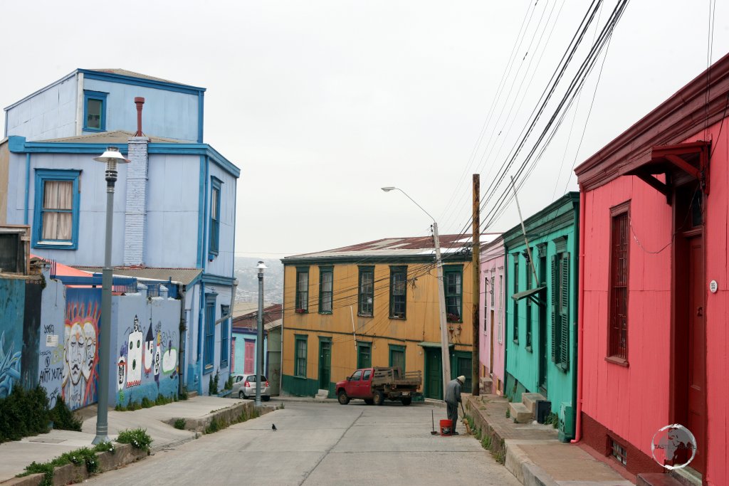 Colourful houses line the streets of the Chilean port city of Valparaíso.