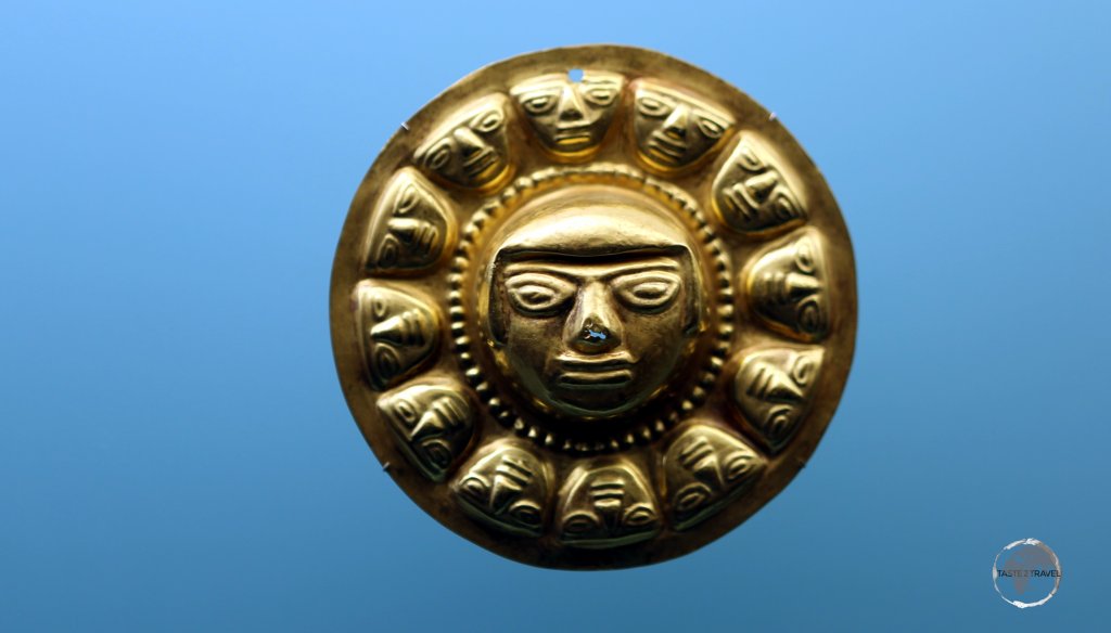 A gold exhibit at Museo del Oro Zenú in Cartagena, a museum which focuses on pre-Columbian relics, with 600+ gold, silver & ceramic pieces on display.