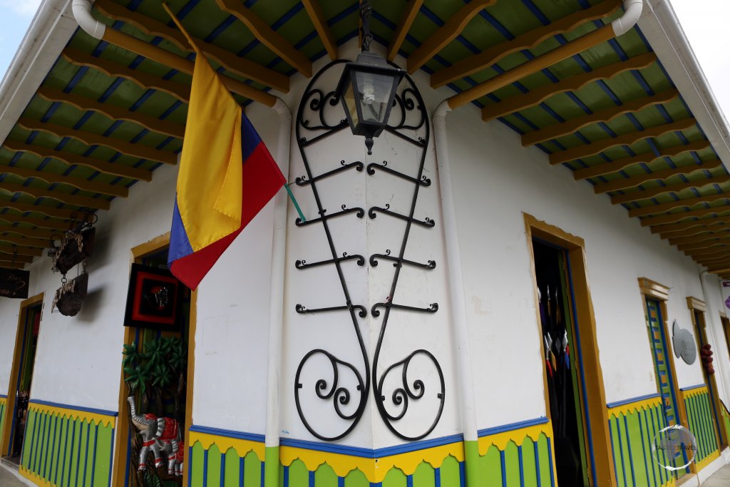 The main attraction of Salento is its traditional 'bahareque' architecture: with buildings made of mud and bamboo, which are painted white, with trims of brightly painted colours.