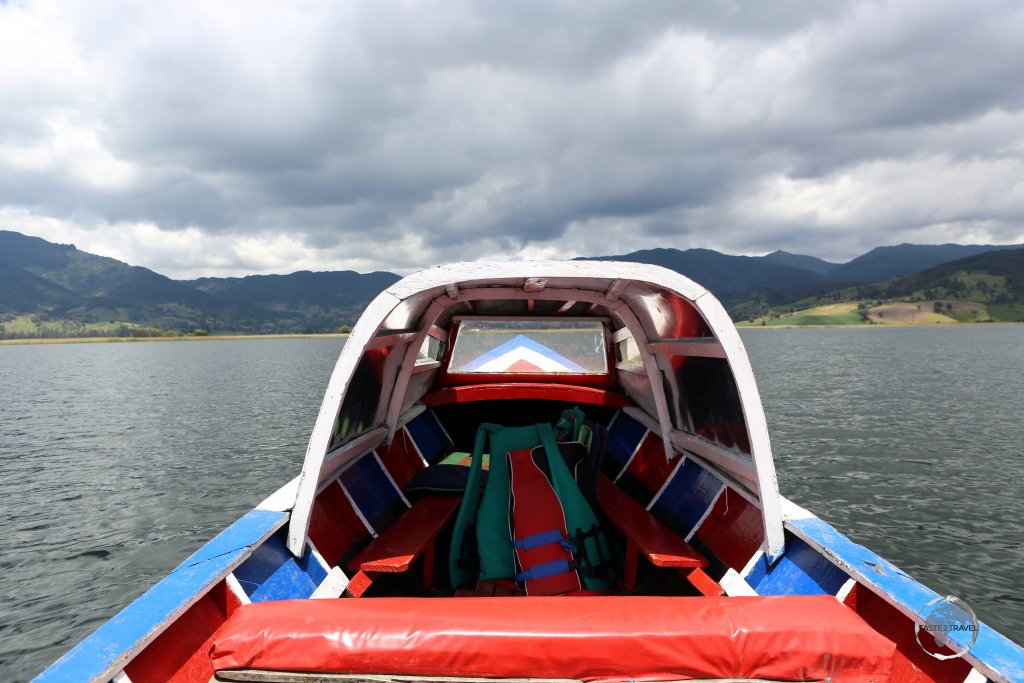Located 25 km east of the southern Colombian city of Pasto, at an elevation of 2,830 m (9,300 ft), Laguna de la Cocha (La Cocha Lagoon), is a high-altitude crater lake.
