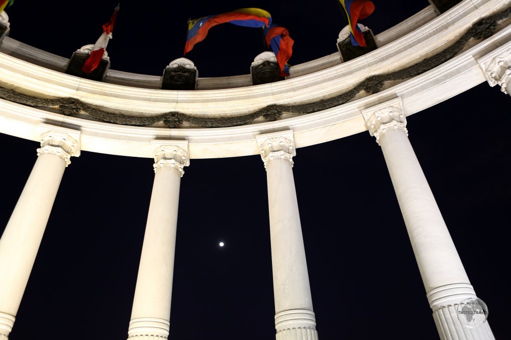 The 'Hemiciclo de la Rotonda' is a monument on the Malecon in Guayaquil which commemorates the 1822 meeting between liberators Simón Bolívar and José de San Martín.