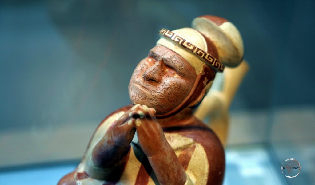 The 'Huacas de Moche' museum, which is adjacent to the Huaca de la Luna in Trujillo, features relics uncovered at the temple, including Moche ceramic figurines.