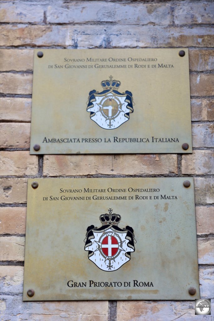 Plaques at the entrance to the Magistral Villa on Avertine Hill.