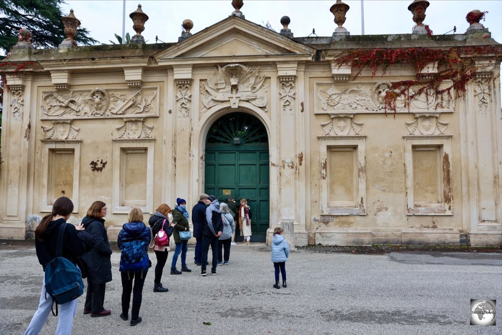 Tourists outside the Magistral Villa, waiting to view the dome of Saint Peter's Basilica through the Keyhole of Malta.
