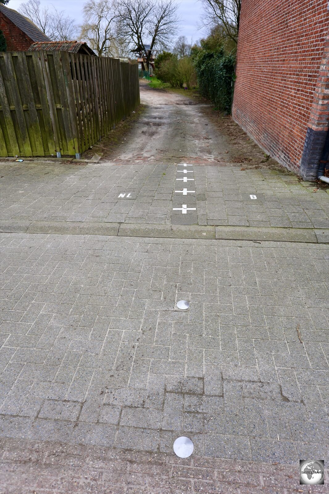 While white crosses indicate borders on footpaths, round, silver discs indicate borderlines on roadways.