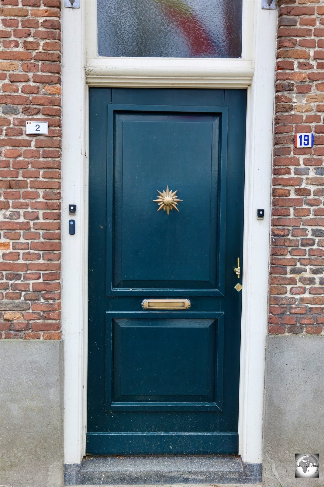 The divided house at Loveren #19 has two house numbers - Dutch (#19) and Belgium (#2).