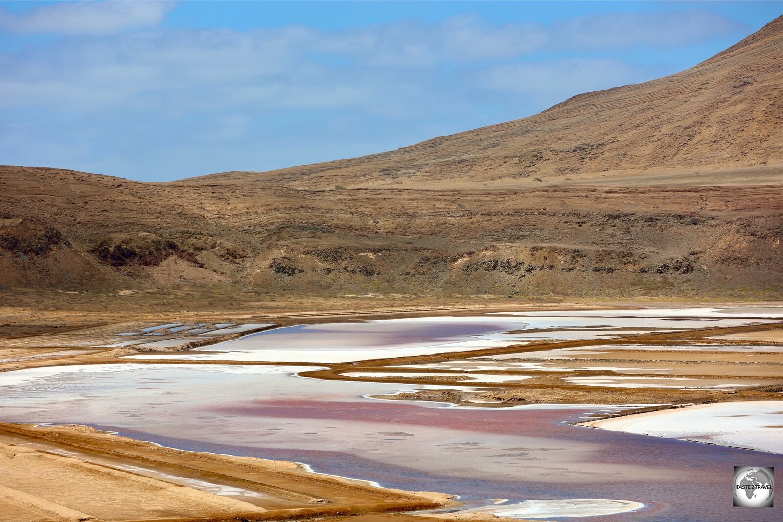 The colourful, briny waters of the <i>Salinas de Pedra de Lume</i>.