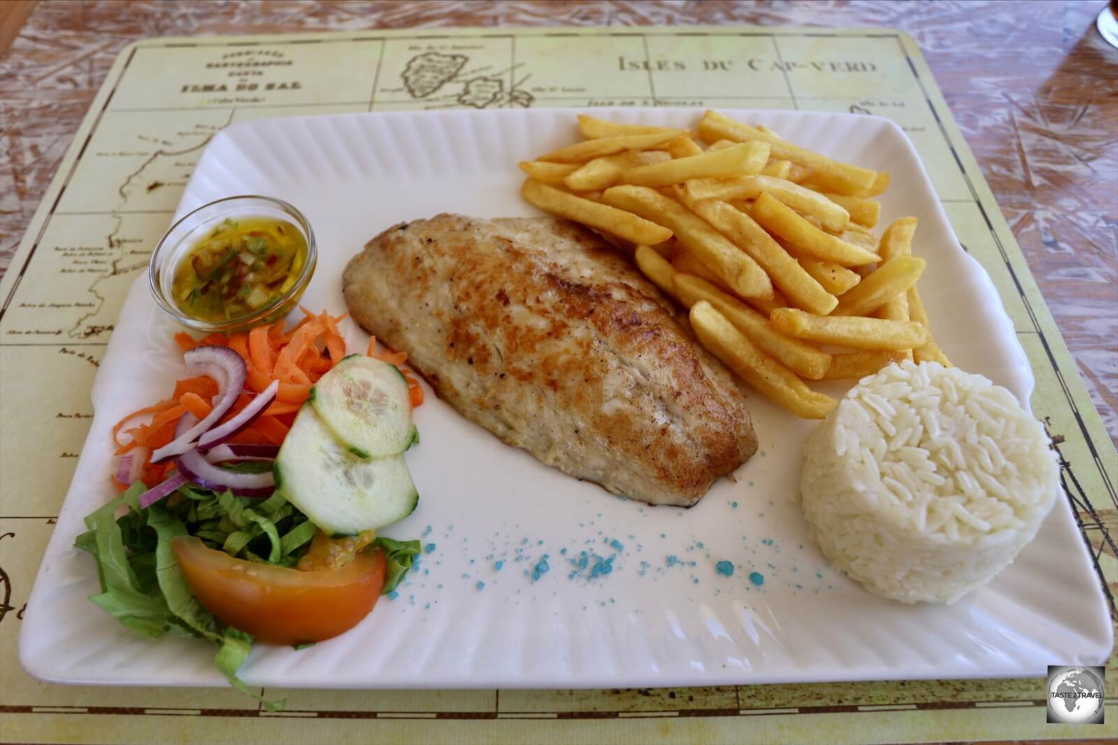 An excellent lunch of freshly grilled fish at the very good <i>Restaurante Área Docas</i> in Pedra de Lume.