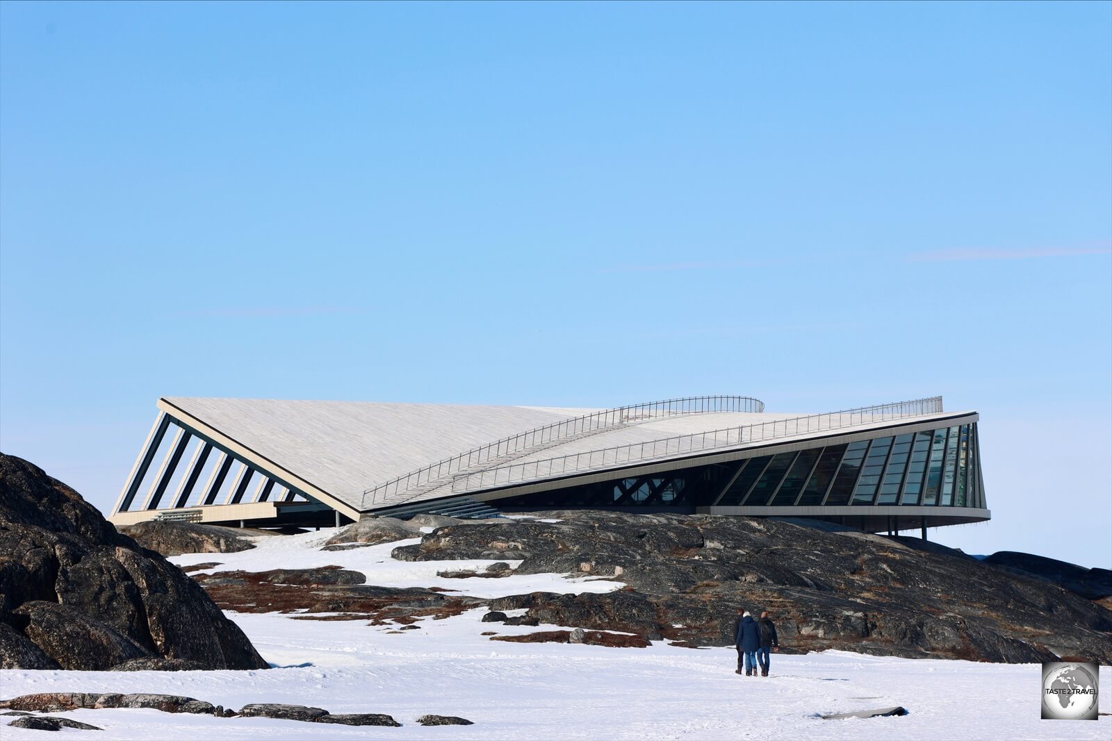 The Ilulissat Icefjord Visitor's Centre provides information on the Ilulissat Icefjord and is the starting point for various hiking trails.