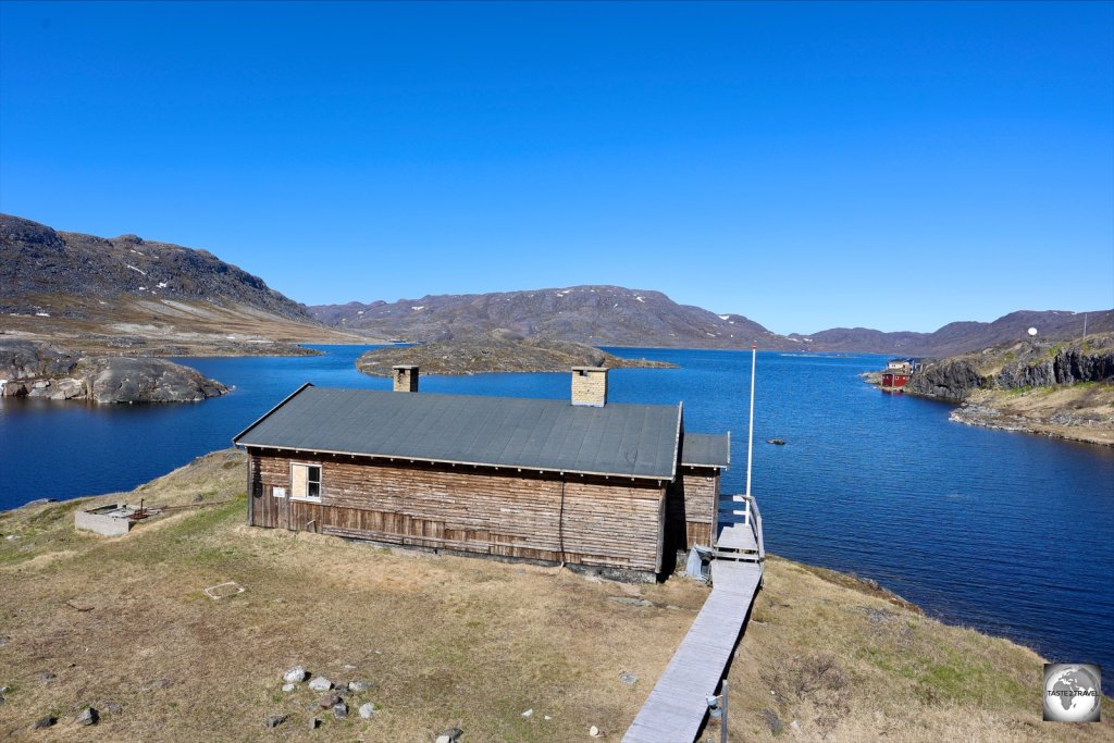 Qaqortoq is located between the sea and the picturesque Lake Tasersuaq.
